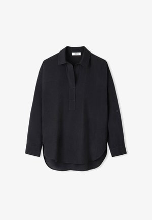 Chemise noire à manches longues avec un col, patte de boutonnage à l'avant, fentes sur les côtés et un tissu doux et texturé. Comprend des poignets à boutons et une coupe décontractée.