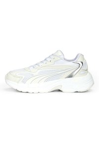 Baskets blanches de sport avec une tige en mesh, des superpositions synthétiques et des accents argentés. Semelle épaisse et texturée avec un bout arrondi et un design à lacets.