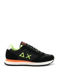 Sneaker nere in suede e mesh, con accenti verde neon, tallone bianco e suola arancione. Design minimalista con dettaglio del logo.
