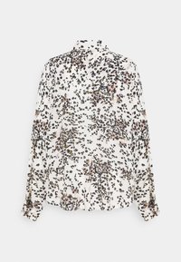 Bluzka z długim rękawem wykonana z lekkiej tkaniny, na białym tle z czarnym, brązowym i różowym wzorem w panterkę. Klasyczny krój kołnierzyka.