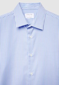 Hellblau-weiß gestreiftes Hemd mit regulärer Passform, Button-Down-Kragen und klaren Knöpfen. Verfügt über vertikale Streifen in einem glatten Stoff.