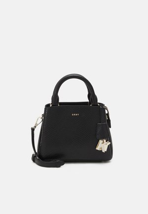 Sac à main noir texturé avec deux poignées supérieures, une bandoulière, des accents en hardware doré et un charme logo décoratif. Forme compacte et structurée.