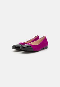 Fuchsia Wildleder-Ballerinas mit schwarzen Lackleder-Zehenkappen und niedrigen Absätzen. Sie verfügen über eine glatte Textur und eine abgerundete Form.