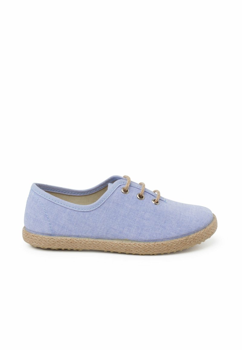 Scarpa di tela azzurra chiara con punta arrotondata, lacci minimi e suola in juta intrecciata. Texture liscia con un design semplice.