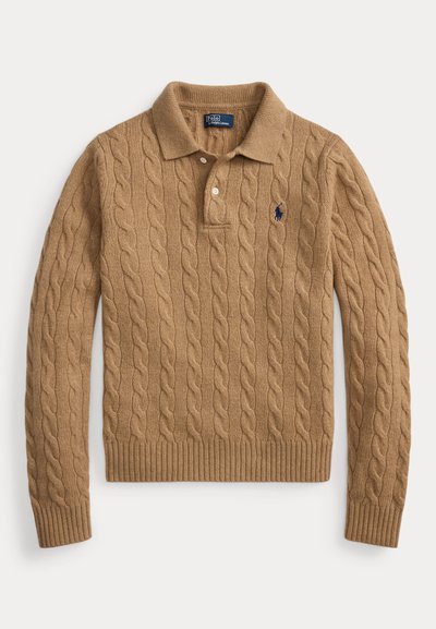 Tevebarna, kötött hosszú ujjú póló pulóver két gombbal és hímzett tengerészkék logóval a bal mellkason.