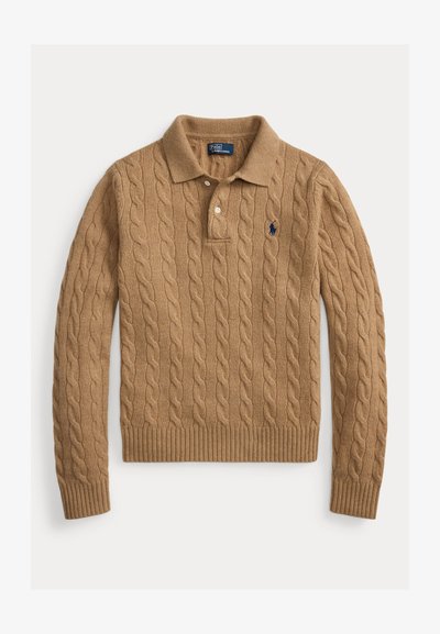Camelowy brązowy sweter polo z długim rękawem, warkoczowym splotem, z dwoma guzikami i haftowanym granatowym logo na lewej piersi.