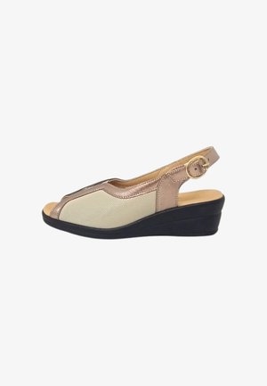 Sandalo con zeppa in tessuto beige e cinturini metallici, punta aperta e chiusura con fibbia regolabile su suola nera.