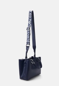 Borsa in pelle blu navy con una forma strutturata, dotata di accorgimenti in argento, manici superiori doppi e una tracolla rimovibile con brand.