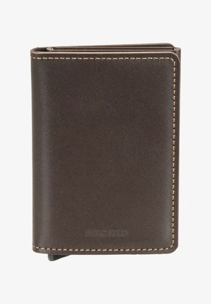 Geschlossene dunkelbraune Lederbrieftasche mit heller Naht und dezentem geprägtem Markennamen auf der Vorderseite.