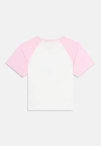 T-shirt blanc à manches courtes avec des manches raglan rose pâle, présenté à plat sur un fond blanc, montrant le dos.