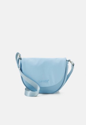 Bolso bandolera Levi's de color azul claro con solapa redondeada y correa ajustable sobre fondo blanco liso.