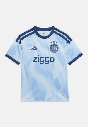 Maillot de football bleu clair avec une bordure bleu foncé, trois bandes sur les épaules, logo du club Ajax, logo Adidas et texte du sponsor "ziggo" sur le devant.
