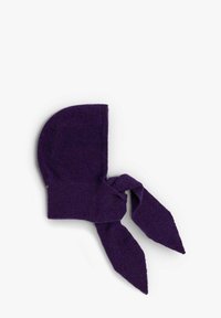 Gorro de punto morado con parte superior redondeada y dos extremos para atar. Textura suave, con un pequeño detalle de botón en un lado.