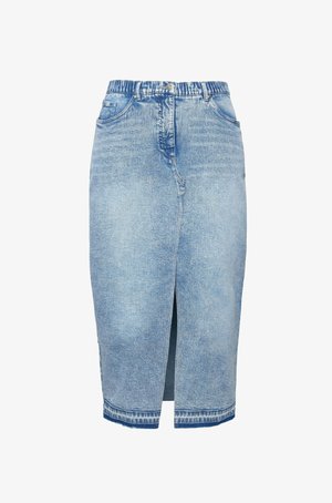 Jupe en denim bleu clair avec une fente sur le devant, taille élastique, deux poches avant et une poche arrière. Texture usée sur l'ensemble.