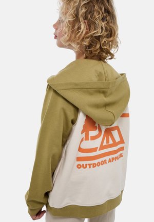 Sweat à capuche avec un design bicolore en vert olive et crème, orné d'un graphique sur le thème de l'extérieur en orange au dos. Texture en mélange de coton.
