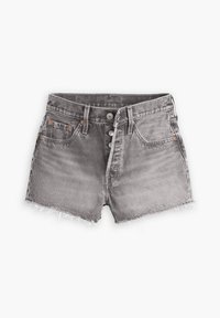 Shorts de mezclilla gris con dobladillo deshilachado, diseño de cinco bolsillos y cierre de botón. Presentan herrajes en tono cobre y altura de cintura estándar.
