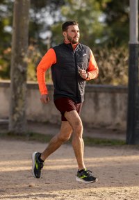 Brooks SHIELD HYBRID VEST 2.0 - Weste - black