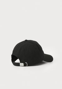 Svart baseballcaps i stoff, med bøyd skjerm, justerbar stropp bak, og en rund knapp på toppen.