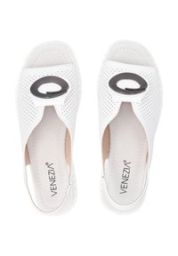 Hvide perforerede slip-on sko med et sort accentlogo foran, rund tå og struktureret sål. Mærkenavnet er synligt indeni.
