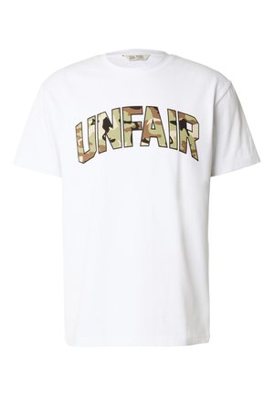 Valkoinen lyhythihainen T-paita, jossa sanan "UNFAIR" isoilla, isoilla kirjaimilla ja maastokuvioisina kirjaimina rinnan yli.