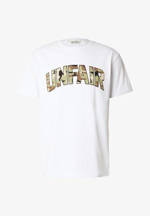 Valge lühikeste varrukatega T-särk, millel on sõna "UNFAIR" suurtähtedega, kamuflaaživärvilistes tähtedes rindkere piirkonnas.