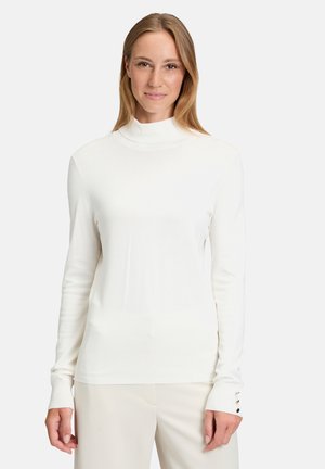 Weißer Rollkragenpullover aus leichtem, glattem Material. Enganliegendes Design mit langen Ärmeln und dezenten Knopfakzenten an den Bündchen.