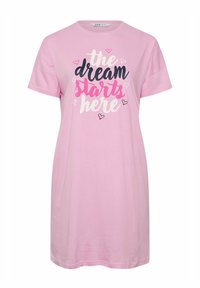 Rosa bomullsnattlinne med korta ärmar. Presenterat text: "drömmen börjar här" i svart, vitt och rosa med små hjärtaccenter.