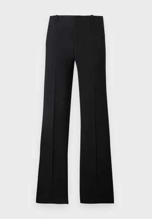 Pantalons évasés noirs avec une texture lisse, présentant une taille cintrée, des passants de ceinture et un design épuré qui s'étend jusqu'à un large ourlet.