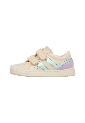 Sneaker beige per bambini con due strisce in Velcro, strisce laterali verde menta, punta traforata e dettaglio sul tallone in camoscio viola.