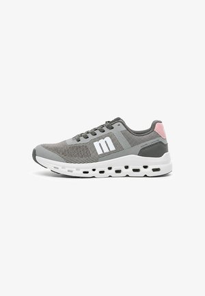 Zapatilla deportiva gris y rosa con suela blanca ventilada y logo blanco "m" en el lateral, mostrada desde una vista lateral izquierda sobre fondo blanco.