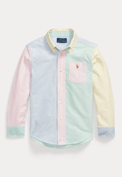 Chemise rayée à boutons avec panneaux pastel bleu, rose, vert et jaune, poche avant avec logo et col boutonné.