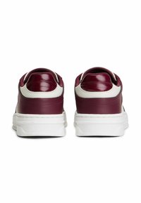 Bordowe skórzane sneakersy z białymi akcentami, posiadające wyściełany kołnierz i grubą białą podeszwę. Gładka struktura z eleganckim wzornictwem.