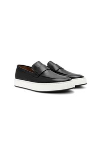Schwarze Leder-Slipper mit einer weißen Gummisohle, ausgestattet mit einer glatten Oberfläche und einer genähten Akzentuierung auf dem Obermaterial.