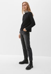s.Oliver MIT MUSTERSTRUKTUR - Sweatshirt - schwarz