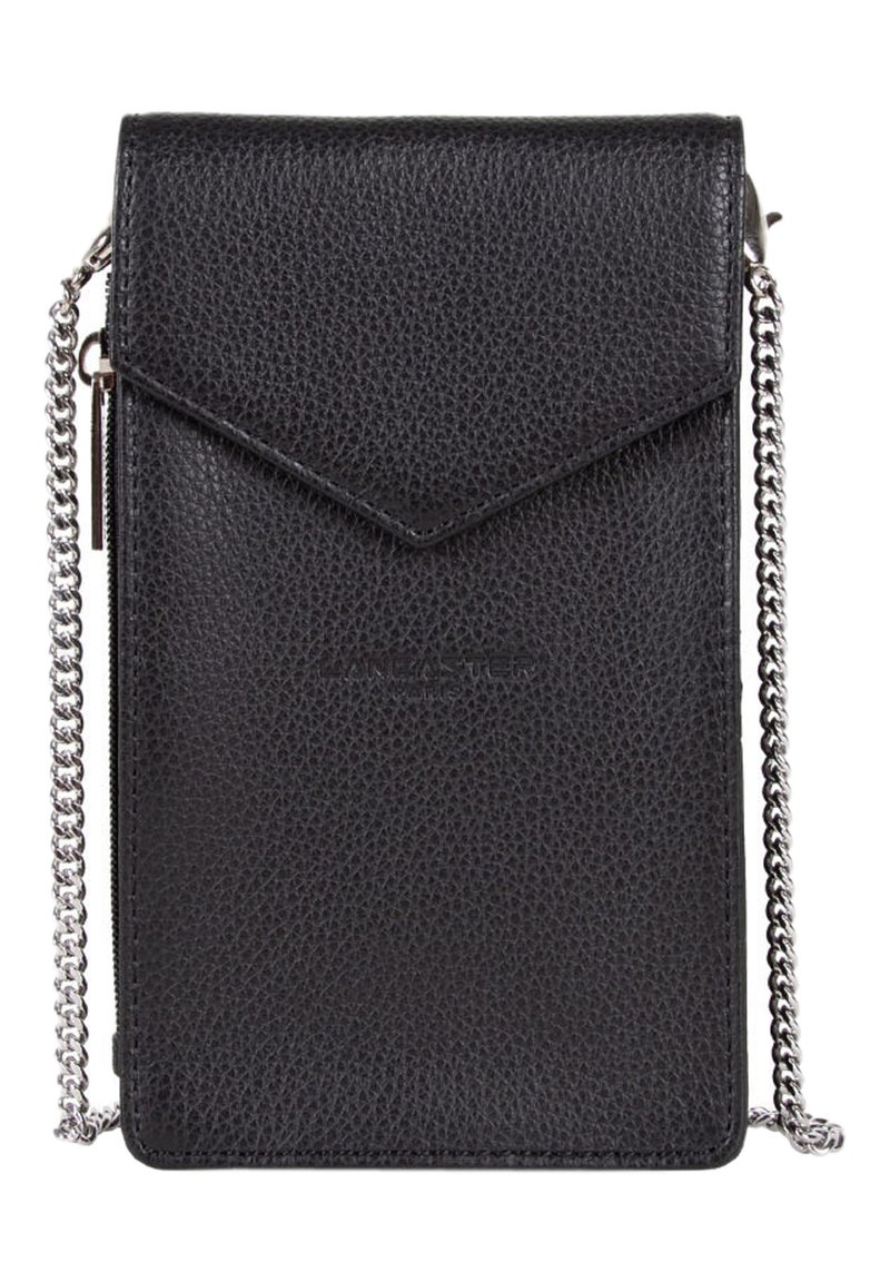 Sac en cuir noir texturé à bandoulière avec une fermeture à rabat et une chaîne argentée. Présente un logo embossé et un design minimaliste.