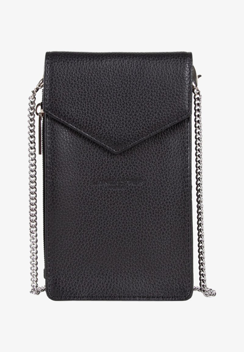 Sac en cuir noir texturé à bandoulière avec une fermeture à rabat et une chaîne argentée. Présente un logo embossé et un design minimaliste.