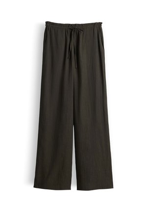 Pantalon ample vert olive foncé avec taille élastique et cordon ajustable, comprenant des poches latérales et une finition en tissu texturé.