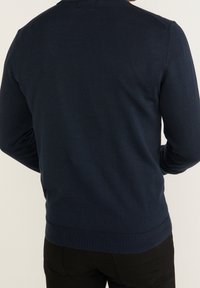 Dunkelblauer gestrickter Pullover mit strukturiertem Finish, gerippten Bündchen und Saum, runder Ausschnitt und taillierter Silhouette, von hinten betrachtet.