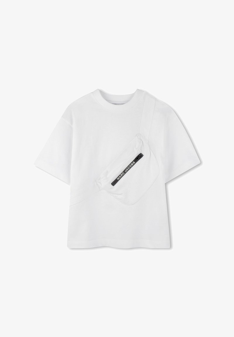 T-shirt en coton blanc à manches courtes avec une poche latérale dotée d'une fermeture éclair noire et de la marque "MARC JACOBS". Texture lisse, coupe décontractée.