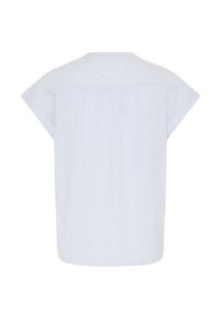 Blouse à manches courtes rayée bleu clair avec tissu froncé sous l’empiècement et ourlet légèrement arrondi, vue de dos.