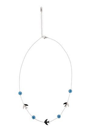Srebrny naszyjnik z łańcuszkiem, z naprzemiennie umieszczonymi niebieskimi koralikami z okiem ufnym oraz czarno-białymi zawieszkami w kształcie ptaków.