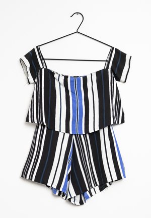 Gestreiftes Zweiteiler-Outfit in Schwarz und Weiß mit einem kurzärmeligen Oberteil und passenden Shorts, die blaue Akzente in vertikalen Mustern aufweisen.