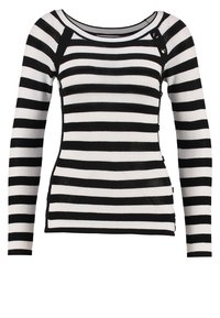 Suéter de manga larga a rayas blancas y negras con textura de punto, que presenta un escote amplio y tres botones decorativos en el hombro.