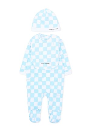 Grenouillère pour bébé à carreaux bleu et blanc avec un chapeau assorti et un bavoir, tous arborant la marque Marc Jacobs.