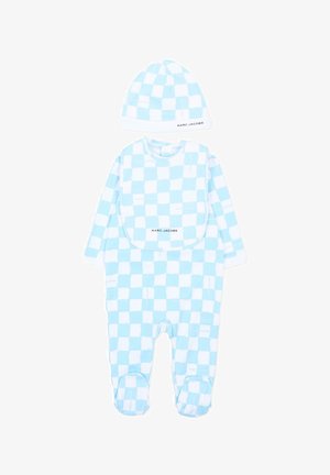 Niebiesko-biały kombinezon dla niemowląt w kratkę wraz z dopasowaną czapką i śliniaczkiem, wszystkie z logo Marc Jacobs.