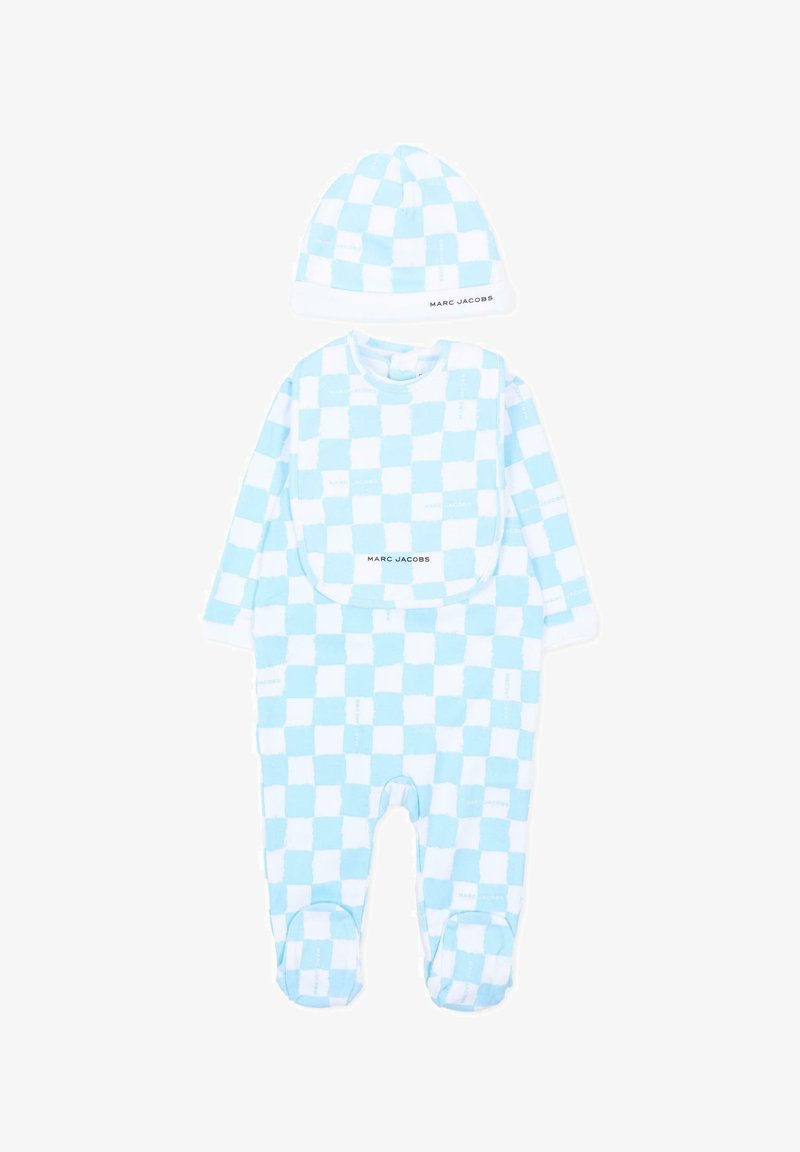Grenouillère pour bébé à carreaux bleu et blanc avec un chapeau assorti et un bavoir, tous arborant la marque Marc Jacobs.