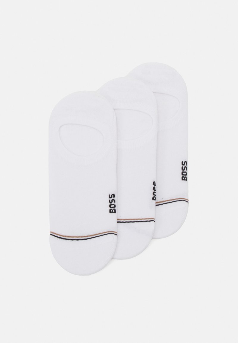 Trois paires de chaussettes blanches coupe basse en coton. Chaque chaussette présente une ouverture ronde, avec un logo noir et une rayure colorée près de la cheville.
