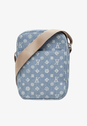 Blauwe denim tas met beige schouderband, voorzien van een herhalend patroon van symbolen en letters in een lichtere tint. Rechthoekige vorm met een voorzak.