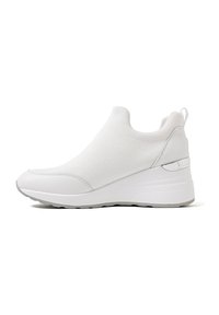 Sneakers bianchi slip-on con una parte superiore in maglia testurizzata e accenti in pelle liscia, dotate di un tacco a zeppa e una suola sottile e flessibile.