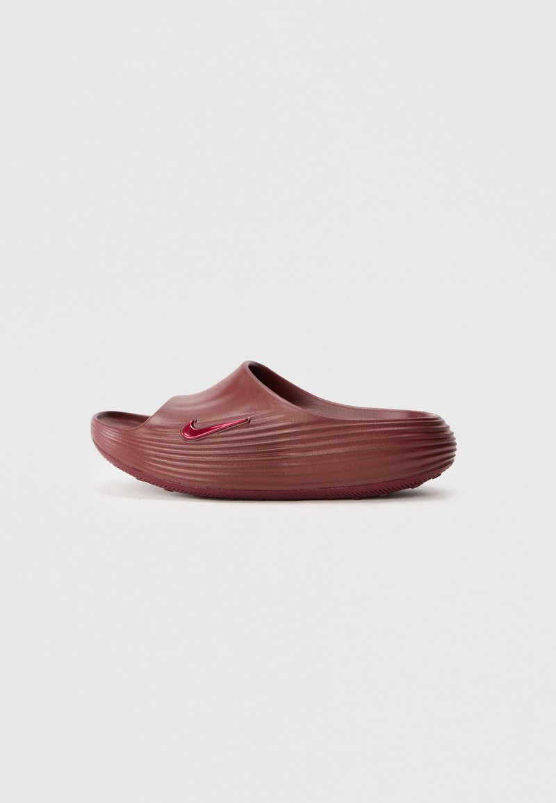 Enojna bordo slip-on klobuka z teksturirano stranico in rdečim logotipom Nike swoosh na enobarvni podlagi.